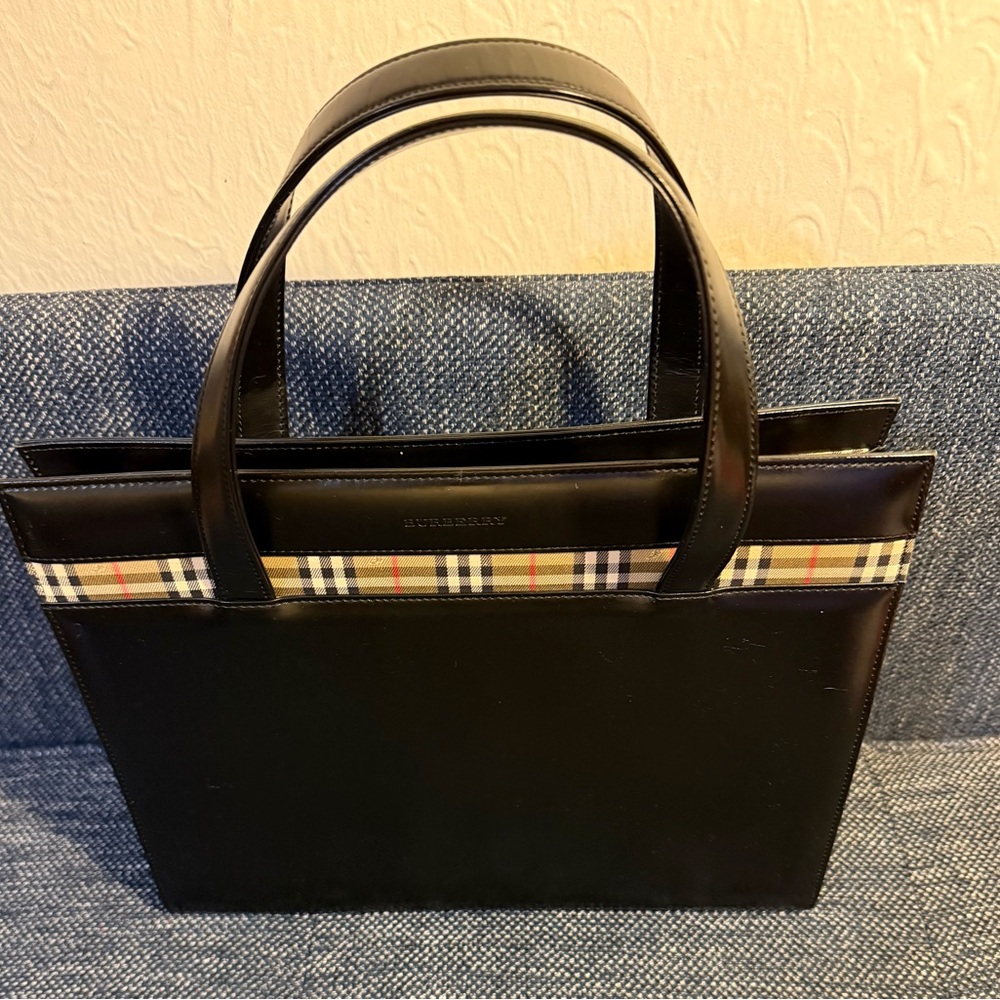 BURBERRY BLACK LEATHER TOTE W/ NOVA CHECK EXTERIOR ACCENT. EUC.
